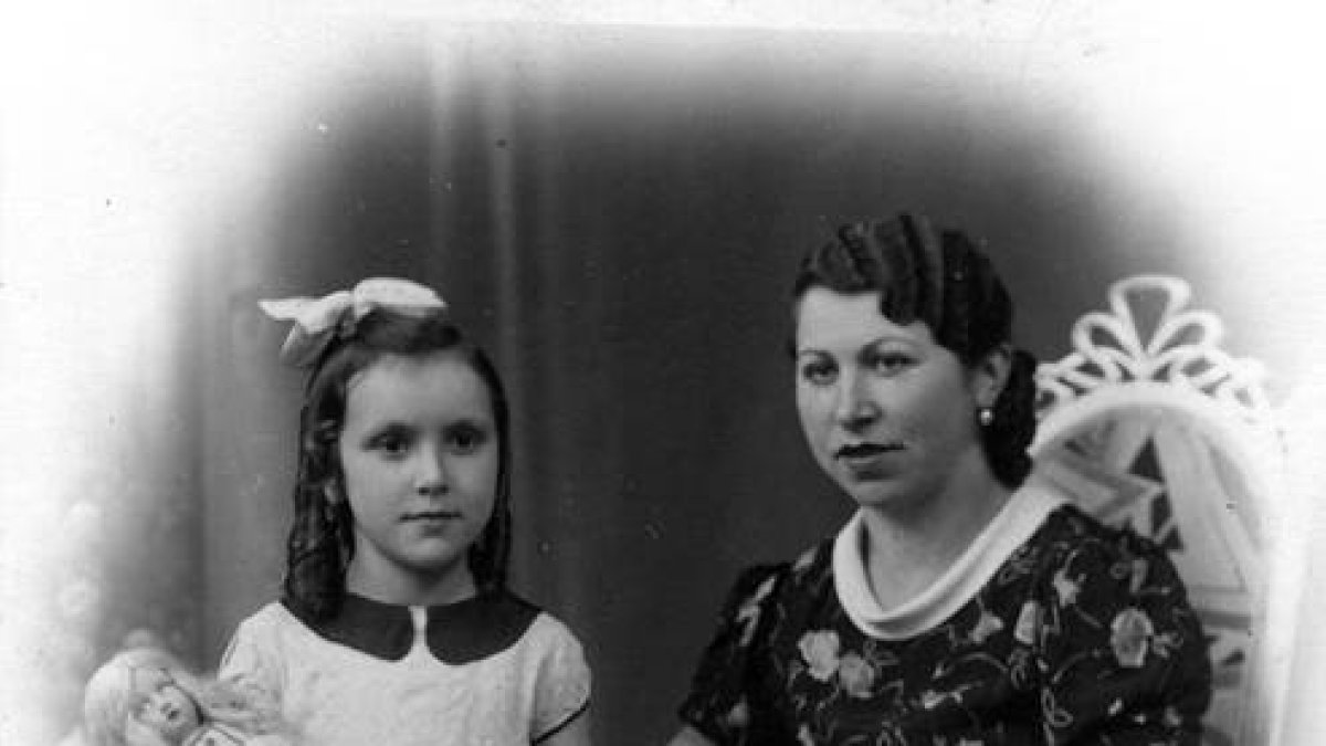 Una mujer y su hija en los años 50