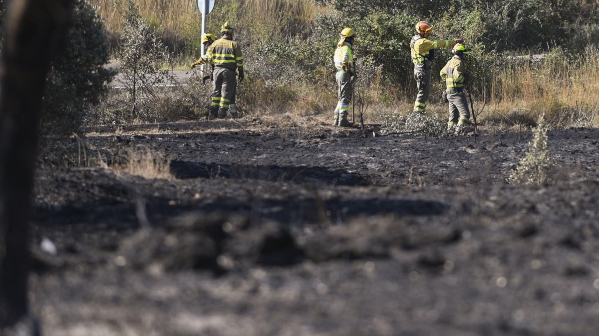 En la imagen de ayer, martes, los trabajos de extinción llevados a cabo en la localidad leonesa de Castrillo de los Polvazares, cerca de Astorga. EFE/J.Casares
