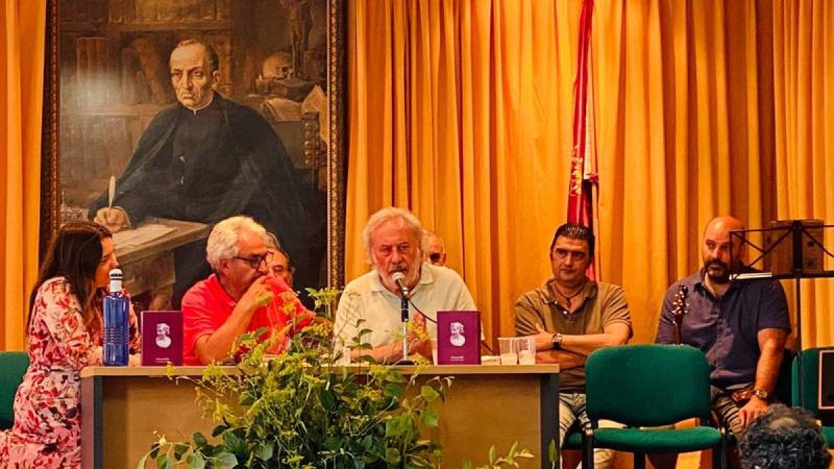 La editora Marina Díez, el poeta homenajeado José Antonio Llamas, el escritor Julio Llamazares, el poeta Antonio Manilla y el músico folk Diego Gutiérrez en el homenaje. MARISA VALBUENA RODRÍGUEZ