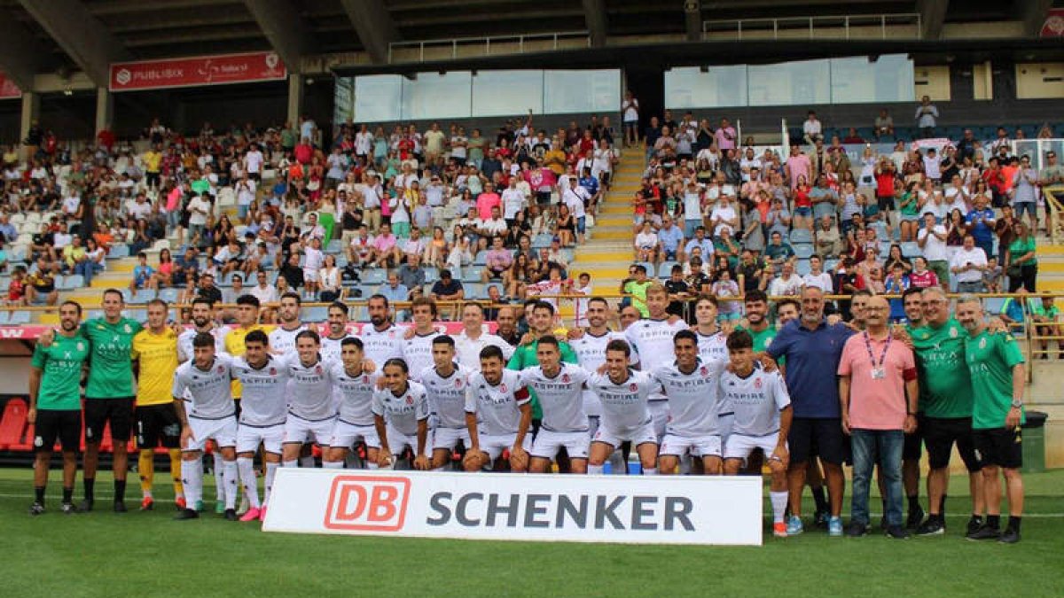 La plantilla de la Cultural, con las nuevas incorporaciones, se presenta ante la afición en el Reino de León, de forma previa al inicio de la competición liguera.  CYDL