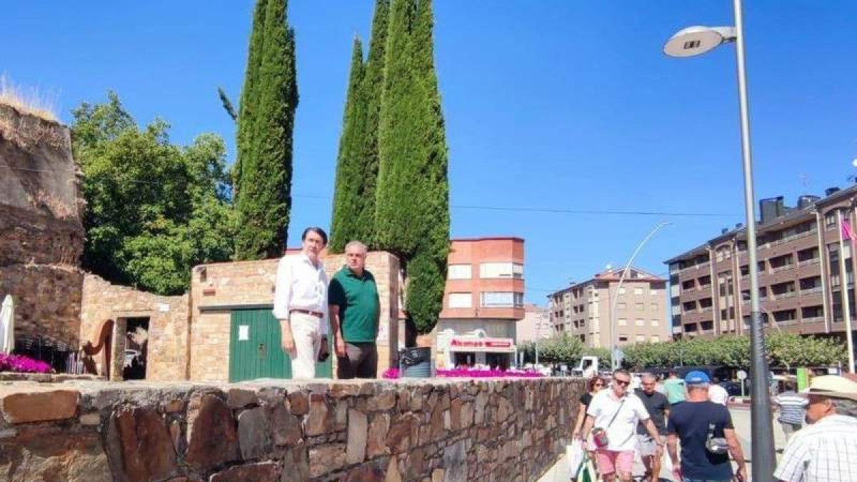 El alcalde de Astorga, José Luis Nieto, y el consejero de Medoi Ambiente, Juan Carlos Suárez-Quiñones. DL
