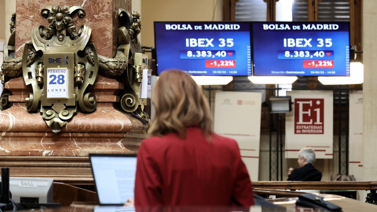 Corredores de Bolsa en el parquet de Madrid.
