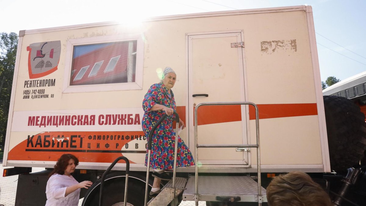 Una anciana evacuada de la zona fronteriza regional de Kursk con Ucrania, ingresa a una sala de rayos X móvil en un punto de alojamiento temporal en un sanatorio, en Kursk. 