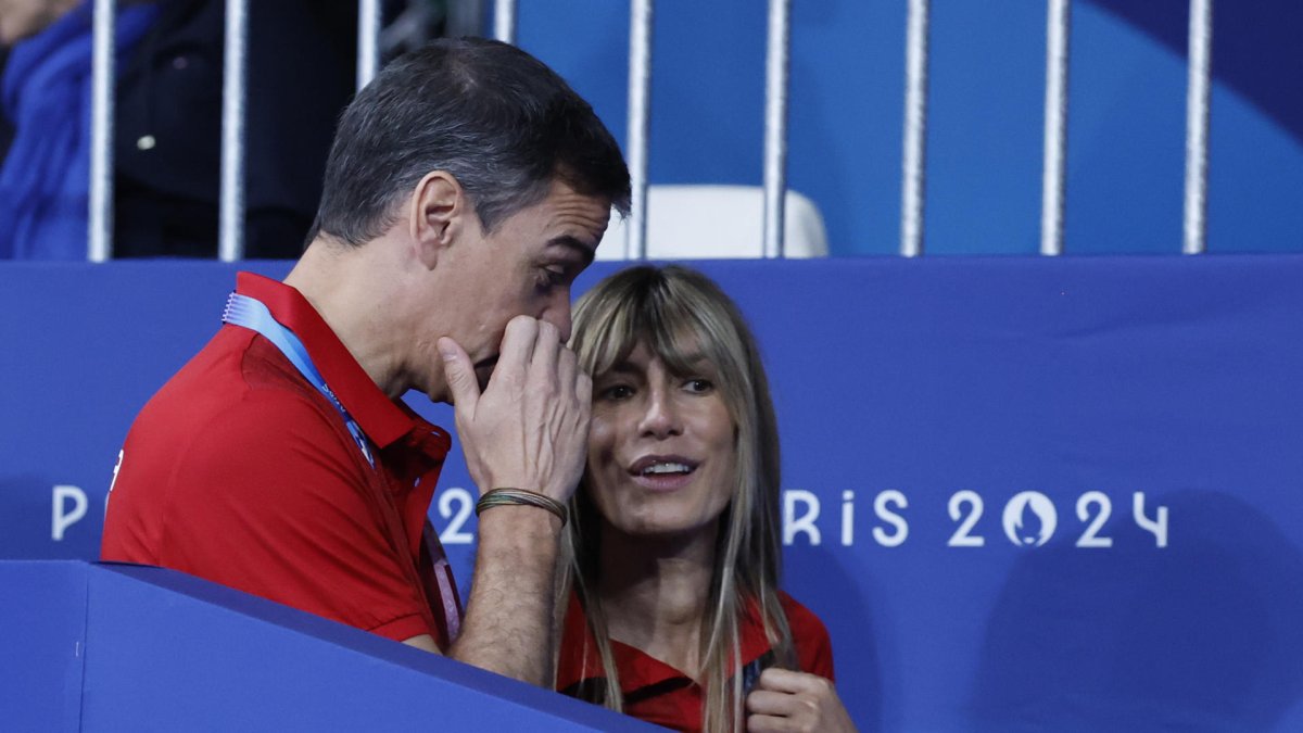 Imagen de archivo del presidente del Gobierno, Pedro Sánchez, junto a su esposa, Begoña Gómez, durante una competición de judo en los recientes Juegos Olímpicos París 2024. 