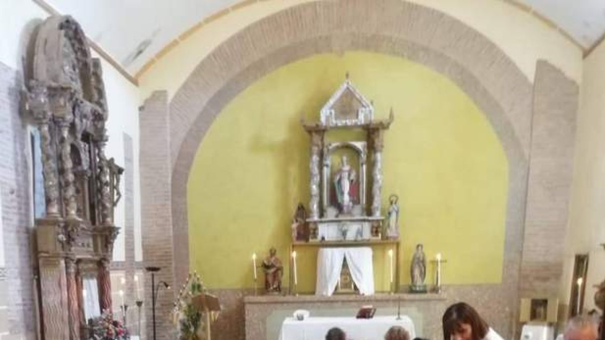 La parroquia de San Pedro, en Cabañas, a la espera de la misa.  DL
