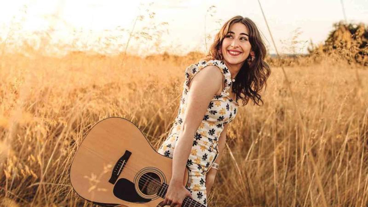 La cantante segoviana presenta su primer disco en solitario.  RRSS