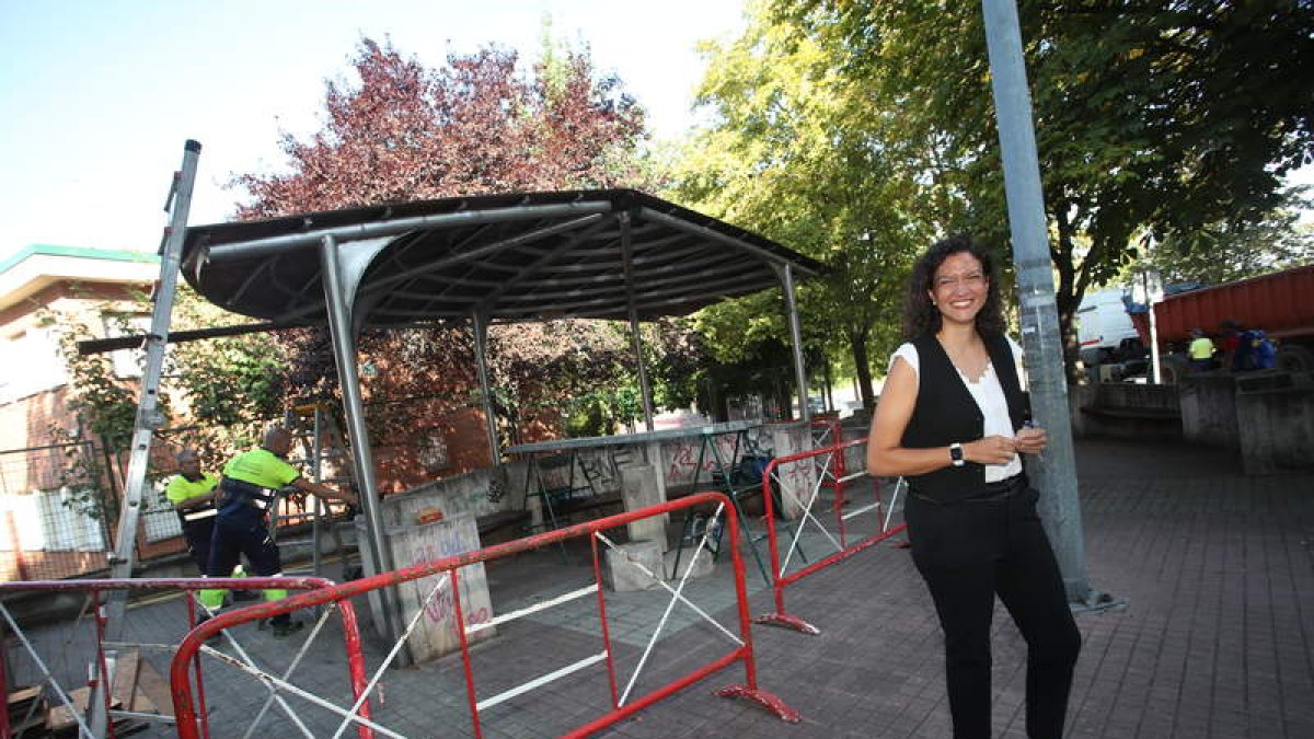 La concejala Lidia Coca presentó el inicio de las obras de asfaltado en el barrio de los Judíos.  ANA F. BARREDO