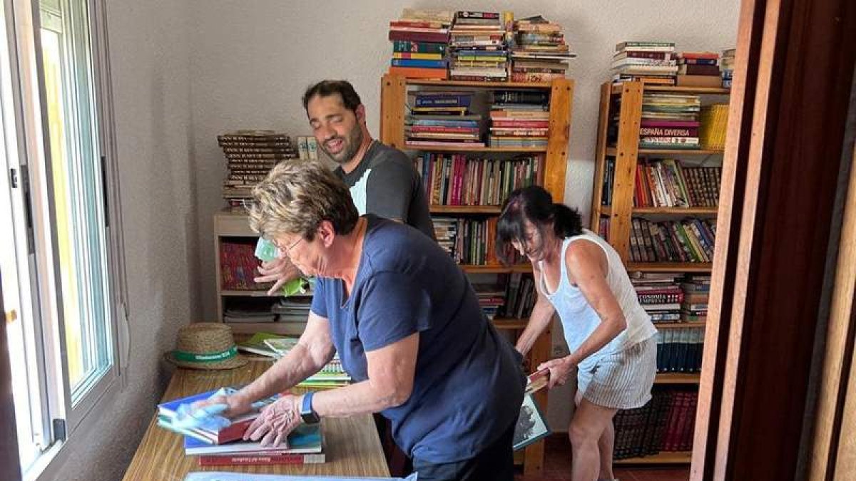 Vecinos de Valtuille preparando la biblioteca.  VALTUILLE DE ABAJO