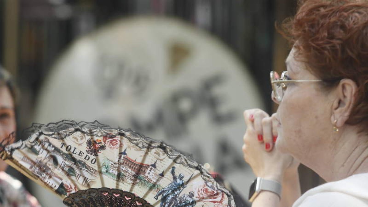 Una mujer se abanica en León.  ÁNGELOPEZ