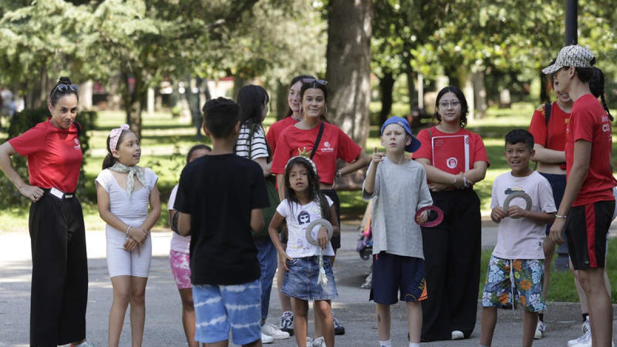 Residentes de la residencia Virgen del Camino junto a algunos voluntarios del campus.  FERNANDO OTERO