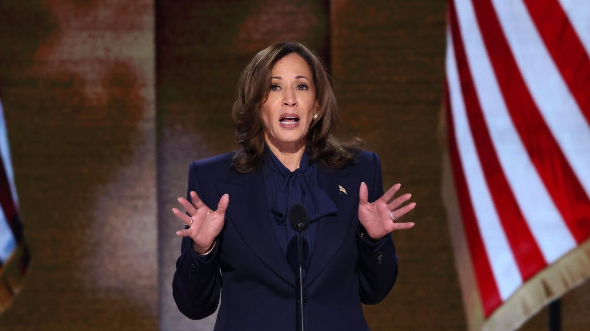 La candidata presidencial demócrata Kamala Harris pronunció su discurso este jueves en la última noche de la Convención Nacional Demócrata (DNC).EFE/EPA/MICHAEL REYNOLDS