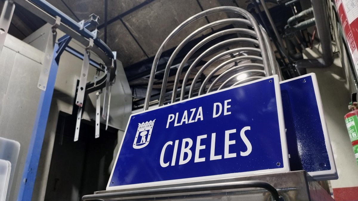 Vista de la fábrica donde se preparan las placas de color azul en las que figuran los nombres de las calles de la ciudad de Madrid.- EFE/Pepi Cardenete