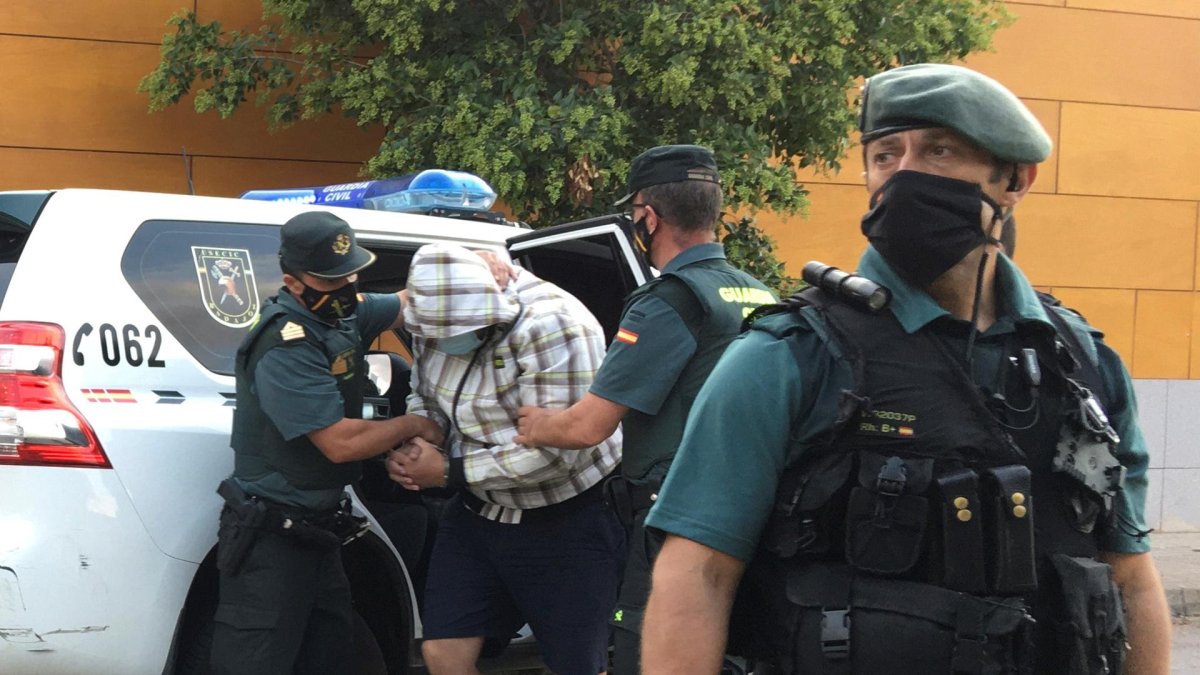 Agentes de la Guardia Civil de Zafra (Badajoz) escoltan al autor confeso de la muerte de Manuela Chavero, en una imagen de archivo. EFE/Gloria Casares