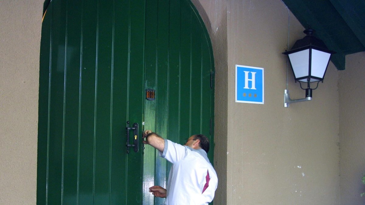 Imagen de archivo de un cerrajero cambiando una cerradura. Pablo Otín/EFE