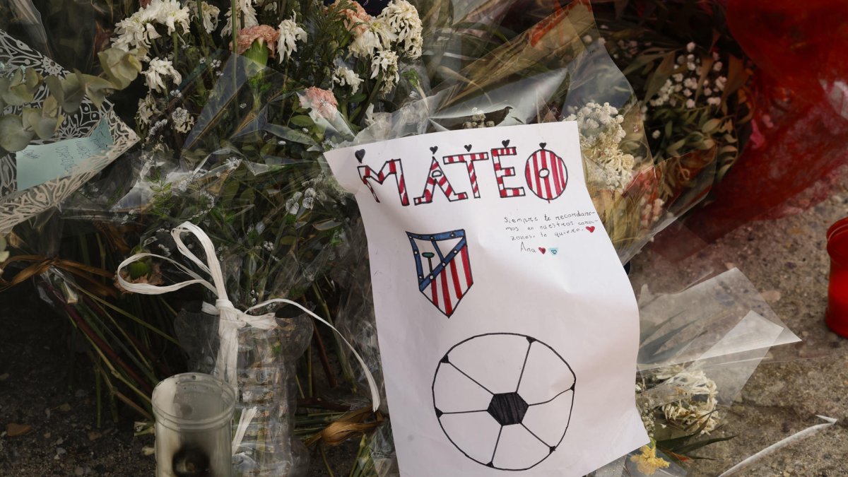 Homenaje a Mateo en las puertas del polideportivo Angel Tadío de Mocejón (Toledo). EFE/ Chema Moya
