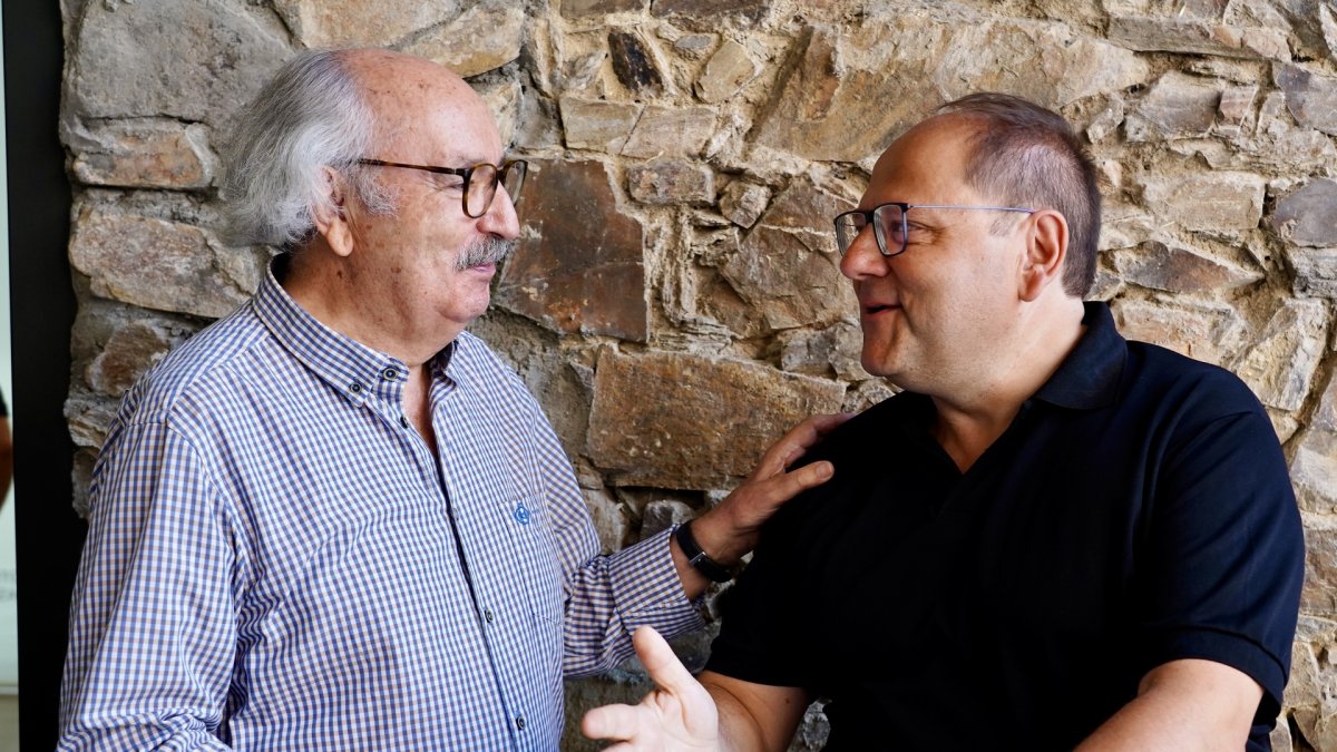 Presentación del V curso de verano de la Universidad de León ‘Antonio Colinas: hacia dónde va la poesía y del libro de actas del IV curso de verano celebrado en 2023. En la imagen, el alcalde del municipio, Javier Carrera y el poeta Antonio Colinas