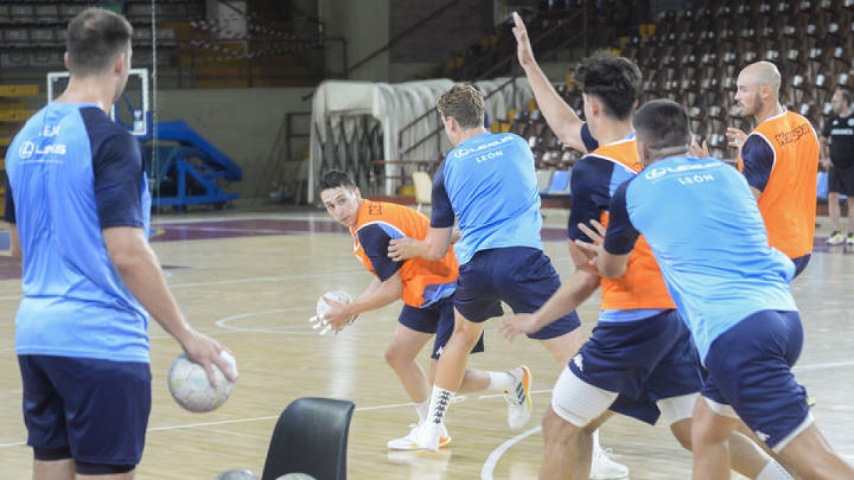 El Ademar jugará este sábado en el Palacio ante el Oviedo Base.