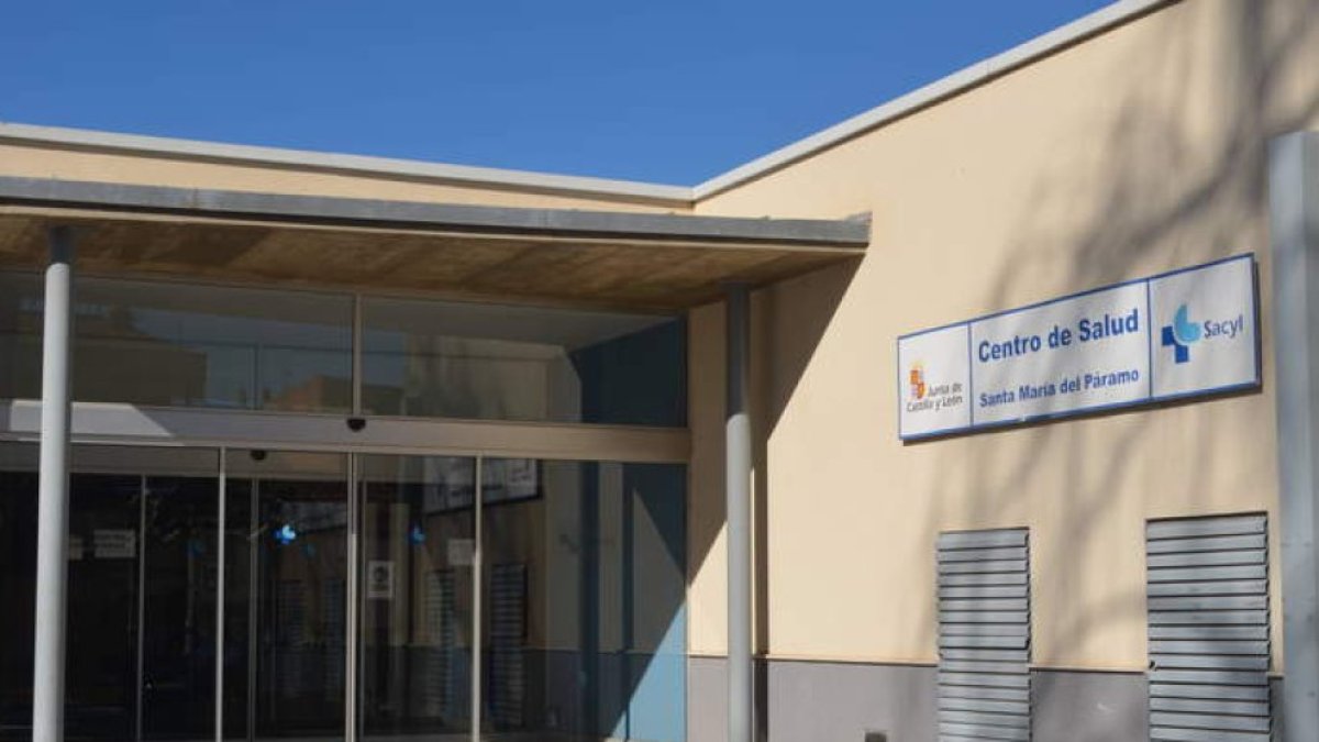 Entrada al centro de salud de Santa María del Páramo.