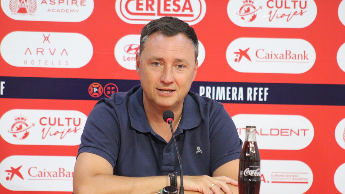 El entrenador de la Cultural, Raúl Llona, en la previa del debut liguero de este sábado.