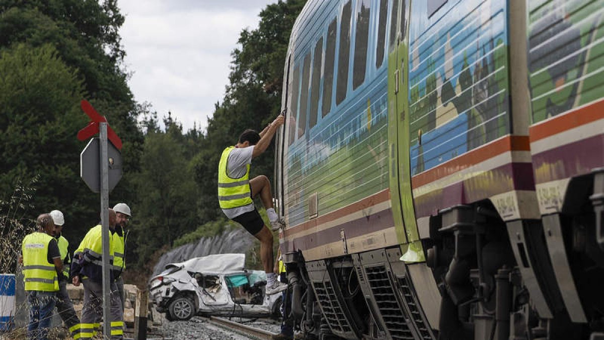 Estado en el que quedó tras ser arrollado por el tren el vehículo siniestrado.  ELISEO TRIGO