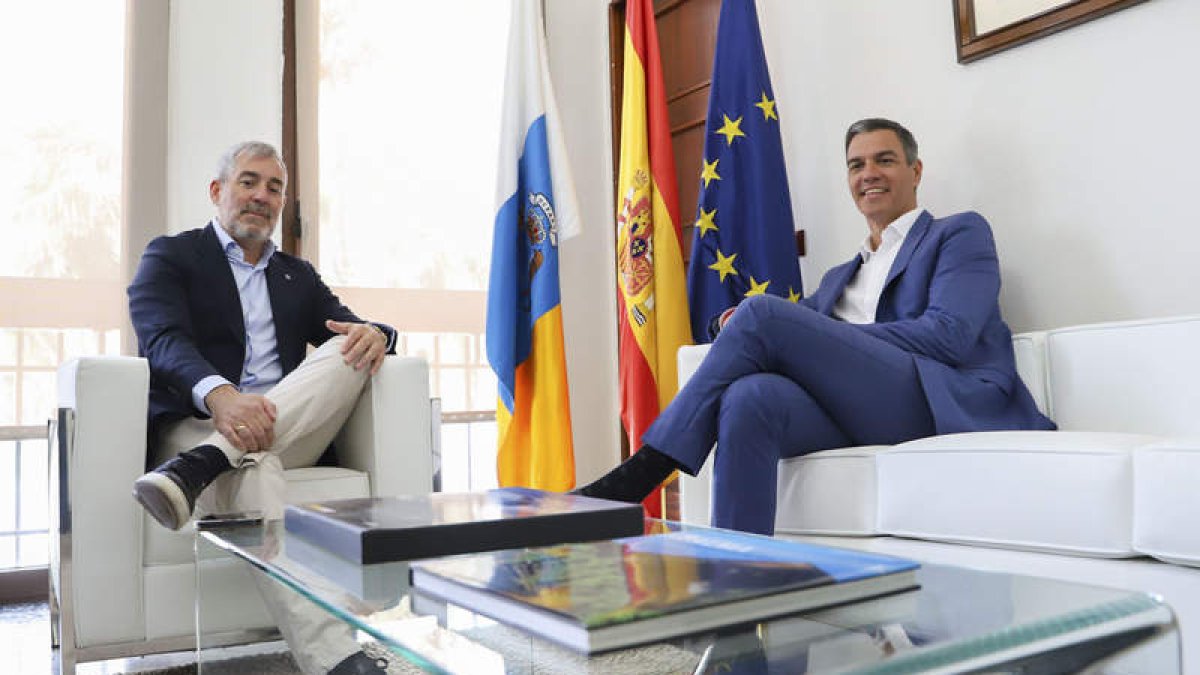 Fernando Clavijo junto a Pedro Sánchez ayer, en La Palma.  LUIS G. MORERA