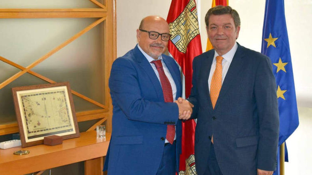 Rafael Monje estrecha la mano del consejero de Presidencia, Luis Miguel González Gago.  ICAL