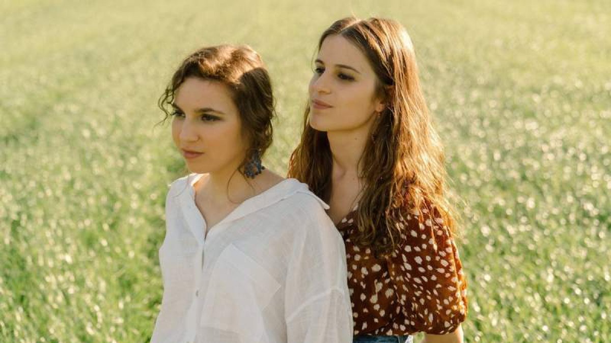 El dúo está formado por la acordeonista Sabela Caamaño y la violinista Antía Ameixeiras. AIE