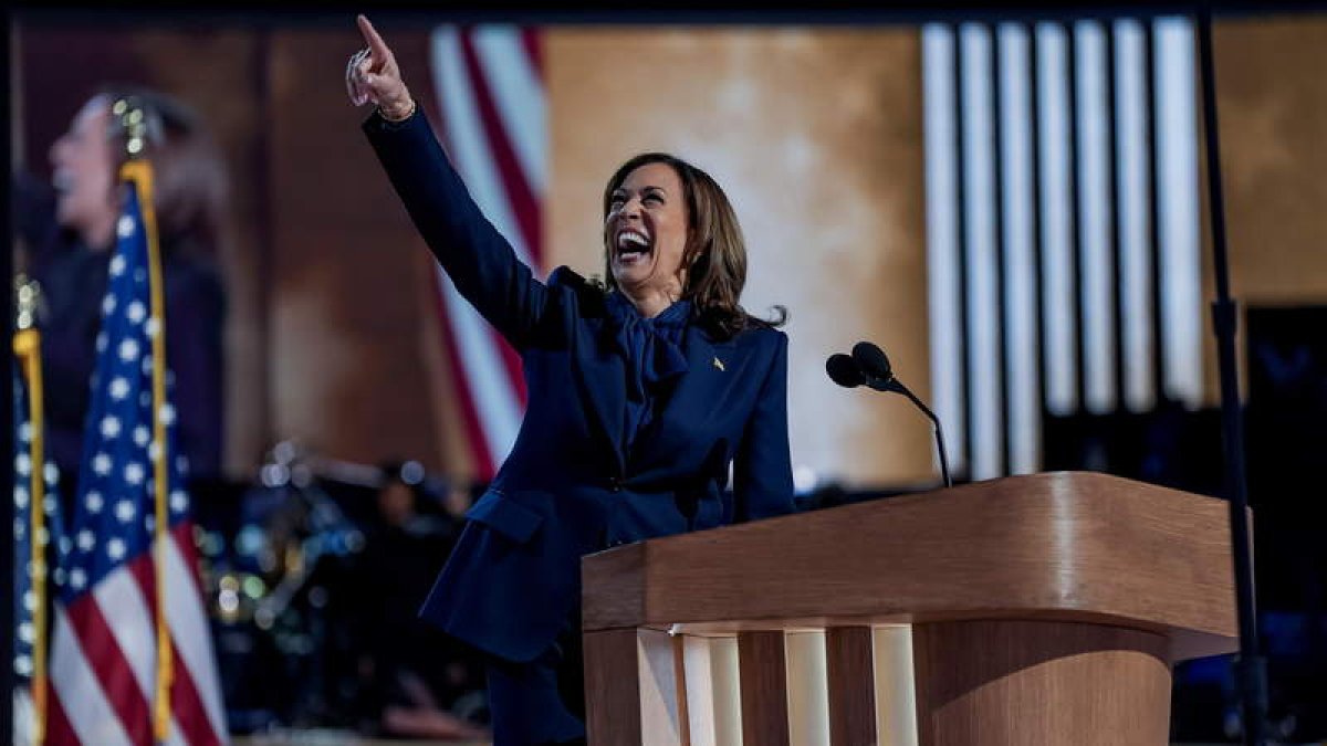 Kamala Harris tras aceptar su nominación durante la convención demócrata en Chicago.  WILL OLIVER