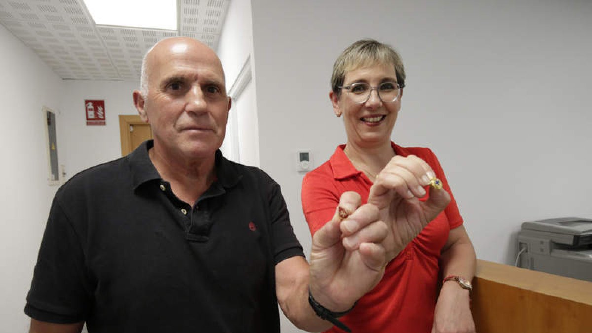 Jesús Vicente del Toro y Cecilia López muestran sus respectivas insignias como donantes de sangre. FERNANDO OTERO