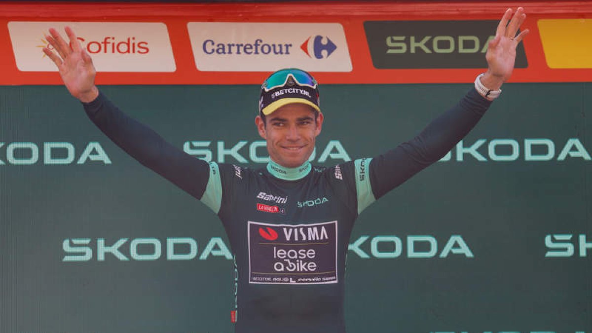 El ciclista belga del Visma Wout van Aert en el podio. JAVIER LIZÓN