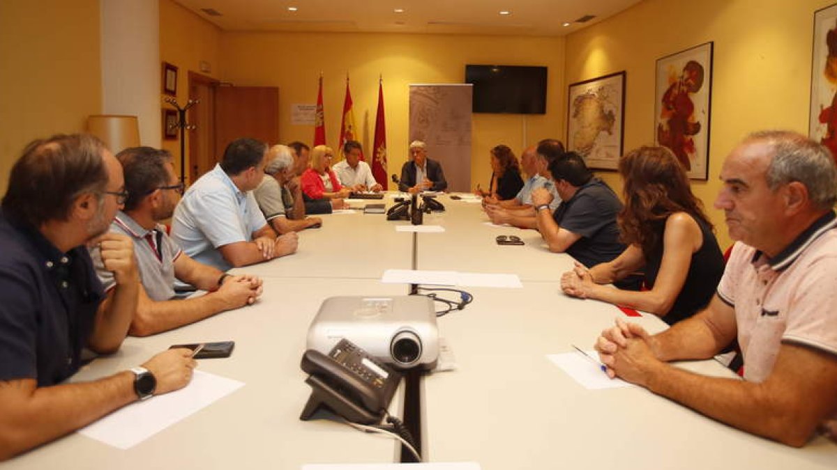 Reunión de los alcaldes de la comarca del Páramo con el delegado de la Junta, Eduardo Diego.  ÁNGELOPEZ