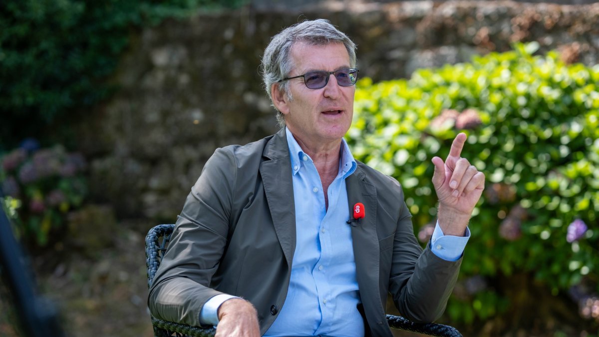 El líder del PP, Alberto Núñez Feijóo, durante una entrevista concedida a Europa Press en Santiago de Compostela. Acude con gafas oscuras tras su operación de desprendimiento de retina.