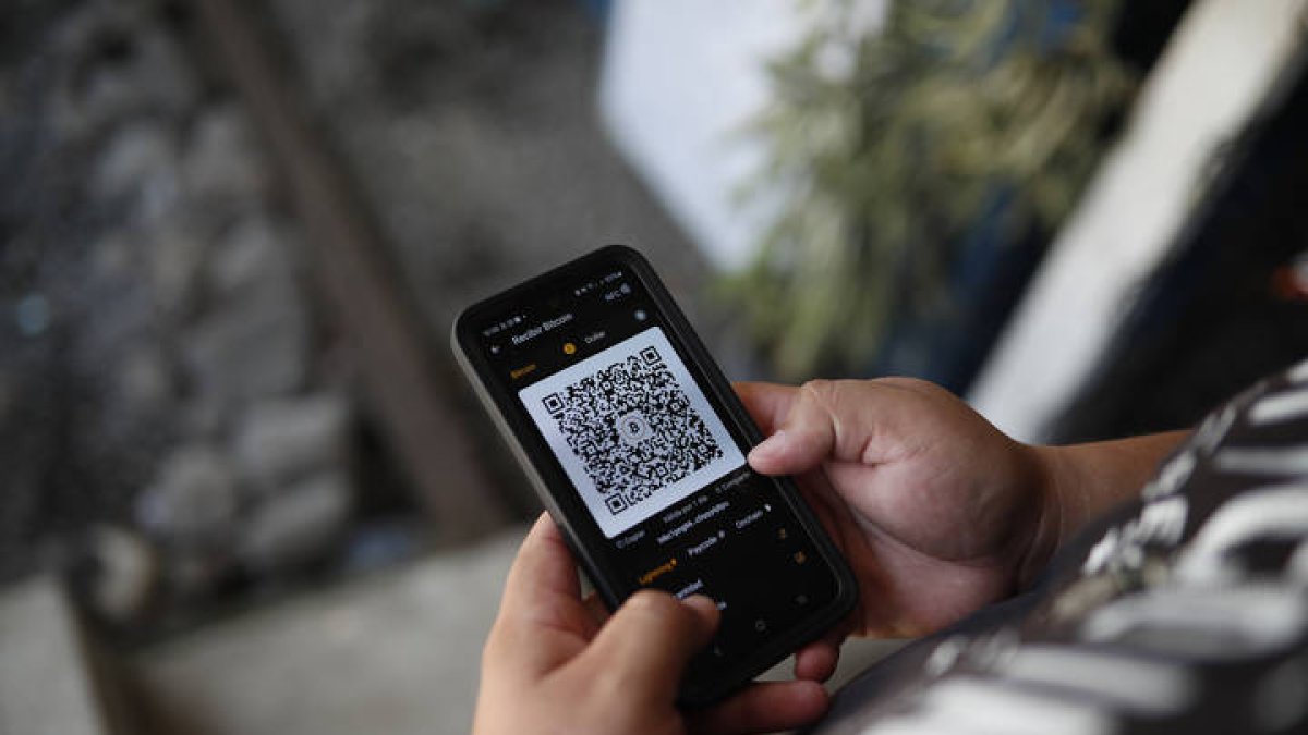 Una persona realiza una transacción en criptomonedas.