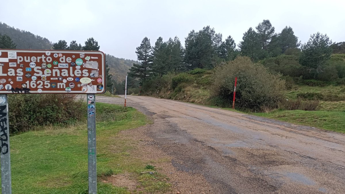 La carretera que une Cofiñal con el puerto de Las Señales, en una imagen de archivo.