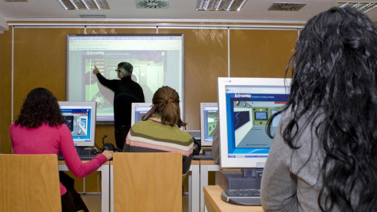 Jóvenes estudiantes delante de sus ordenadores durante una clase