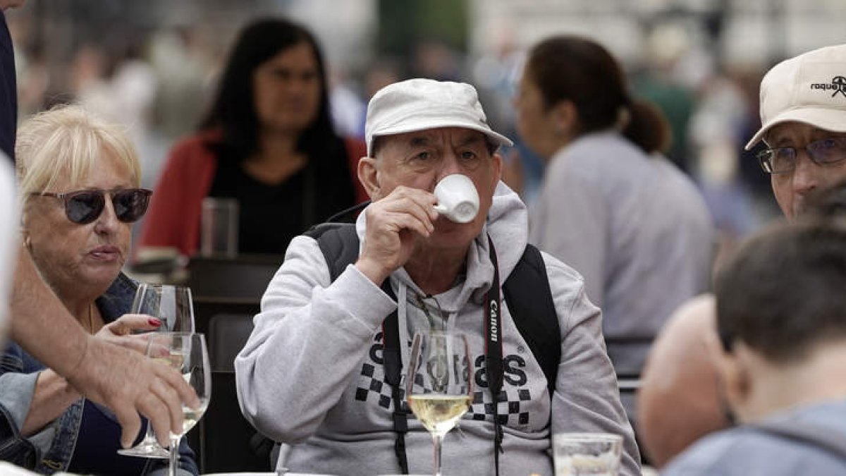 Una persona bebe café en la terraza de un bar. PACO PAREDES