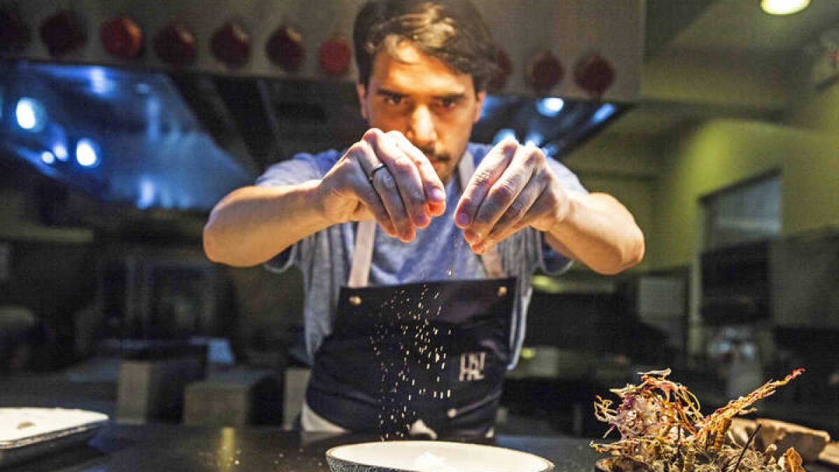Un cocinero prepara un plato en un restaurante . EFE / Marco Garro