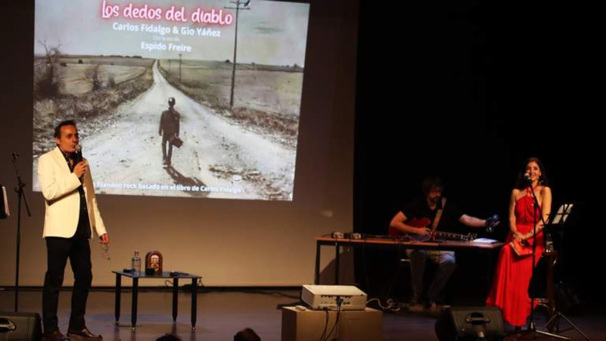 Un momento del denominado Filandón Rock de La Banda del Diablo ayer en Ponferrada . ANA F. BARREDO