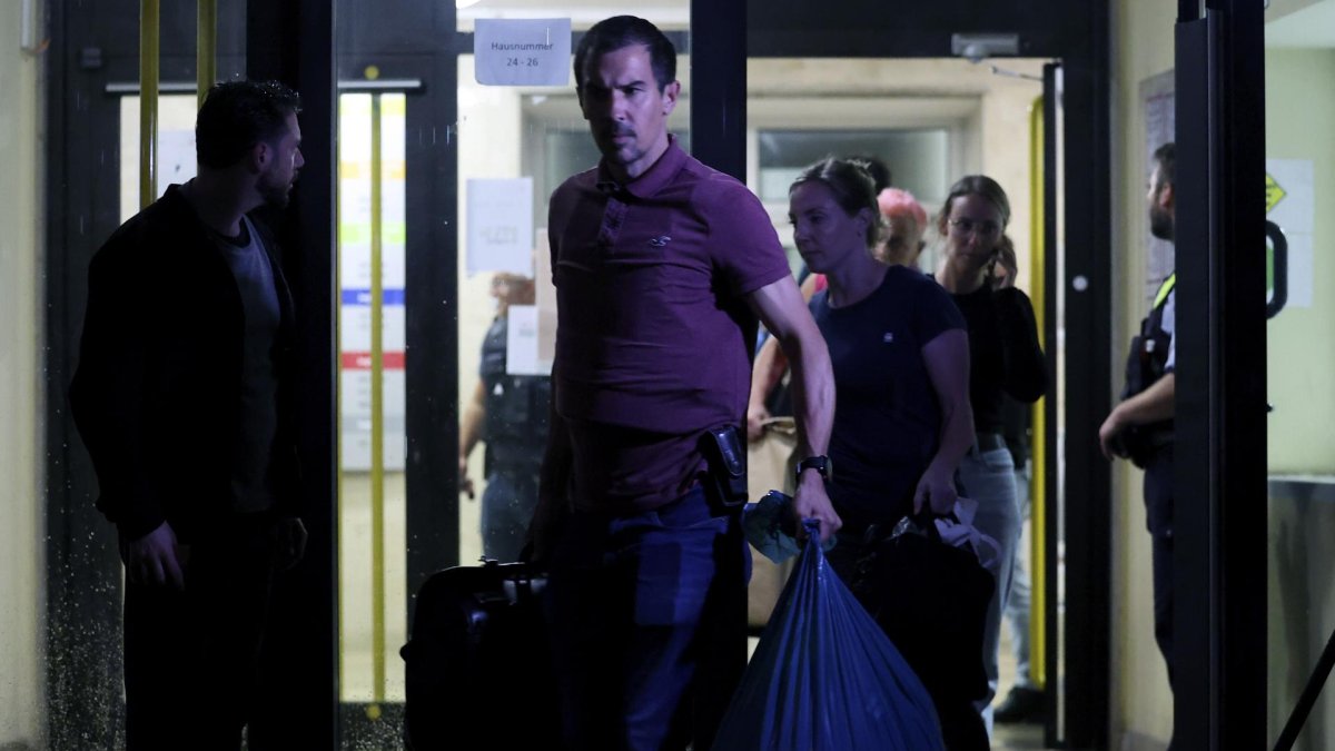 La Policía alemana durante un registro en Solingen. EFE/EPA/CHRISTOPHER NEUNDORF