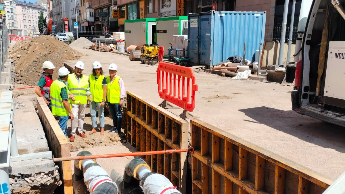 Visita del consejero Suárez Quiñones a la canalización de la red de calor de Ponferrada.