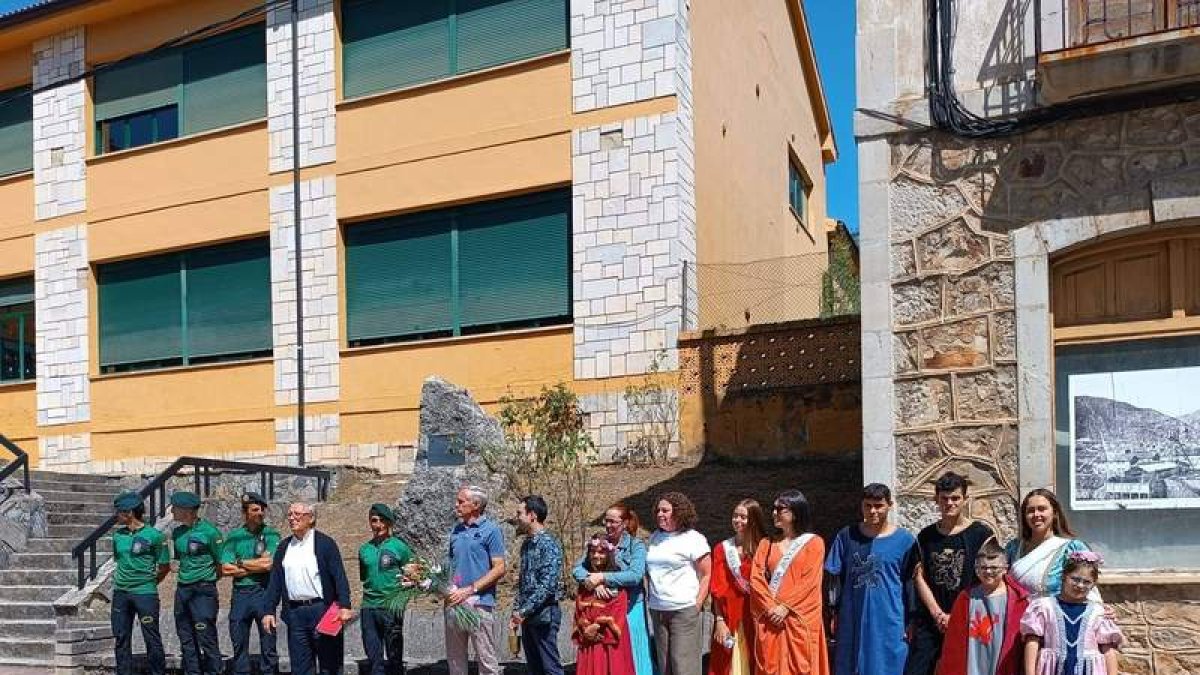 Autoridades, vecinos y compañeros, ayer.  CASTRO