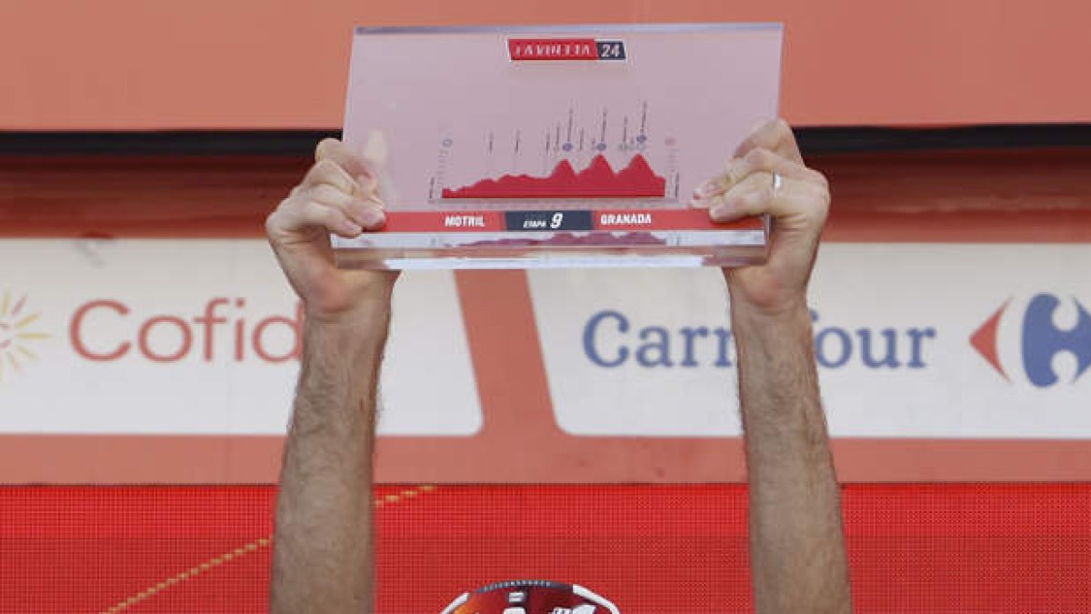 Adam Yates logró la victoria de etapa en Granada. JAVIER LIZÓN