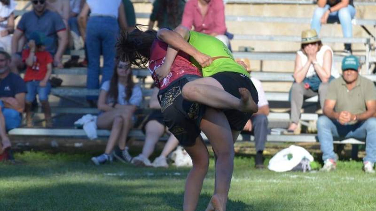 Beatriz Riaño y Priscila Martínez, durante el combate de ayer. Á. Q.