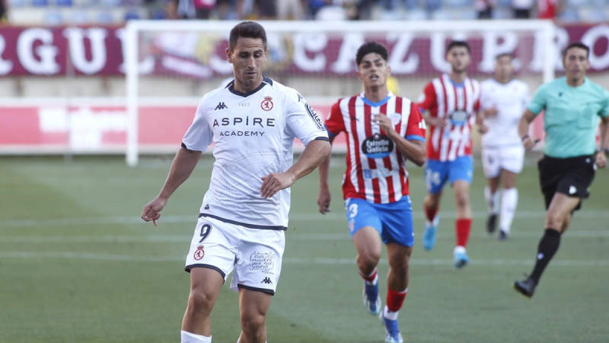 Manu Justo abrió el marcador ante el CD Lugo en el estadio Reino de León.  ANGELÓPEZ