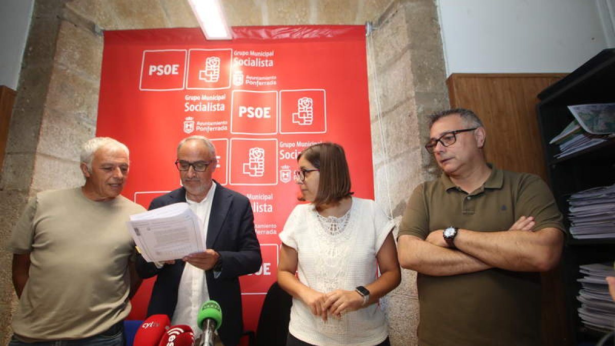 Andrés Gabella, a la derecha, en una rueda de prensa reciente del grupo socialista.