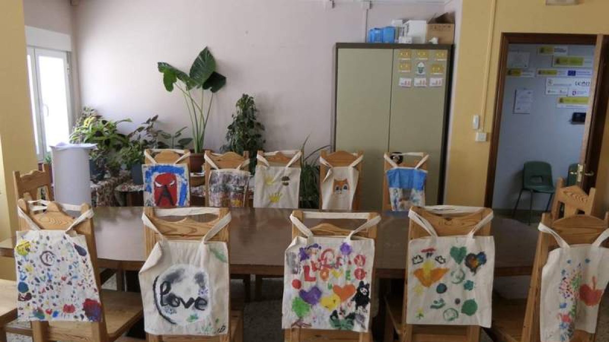 Bolsos pintados por los menores que acuden a los talleres en Isadora Duncan.  DL
