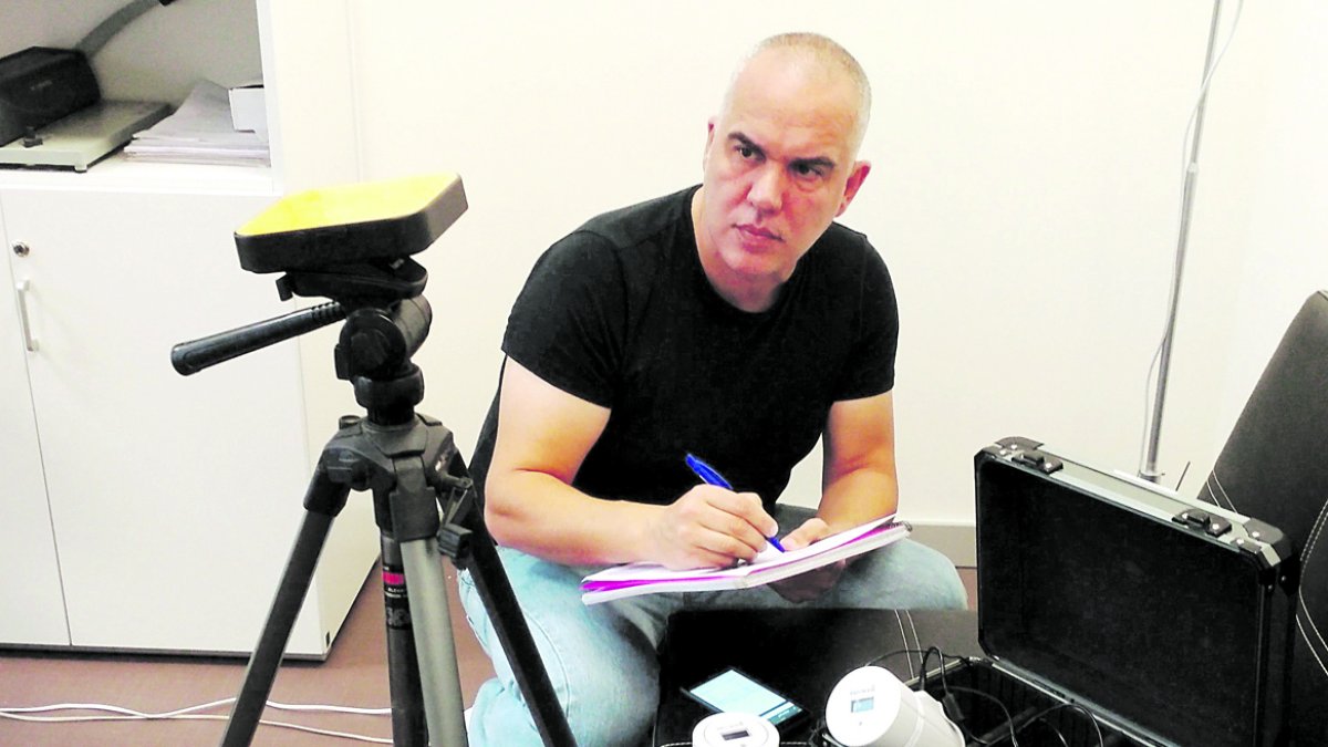 Héctor Rodríguez, haciendo mediciones en el Bierzo.
