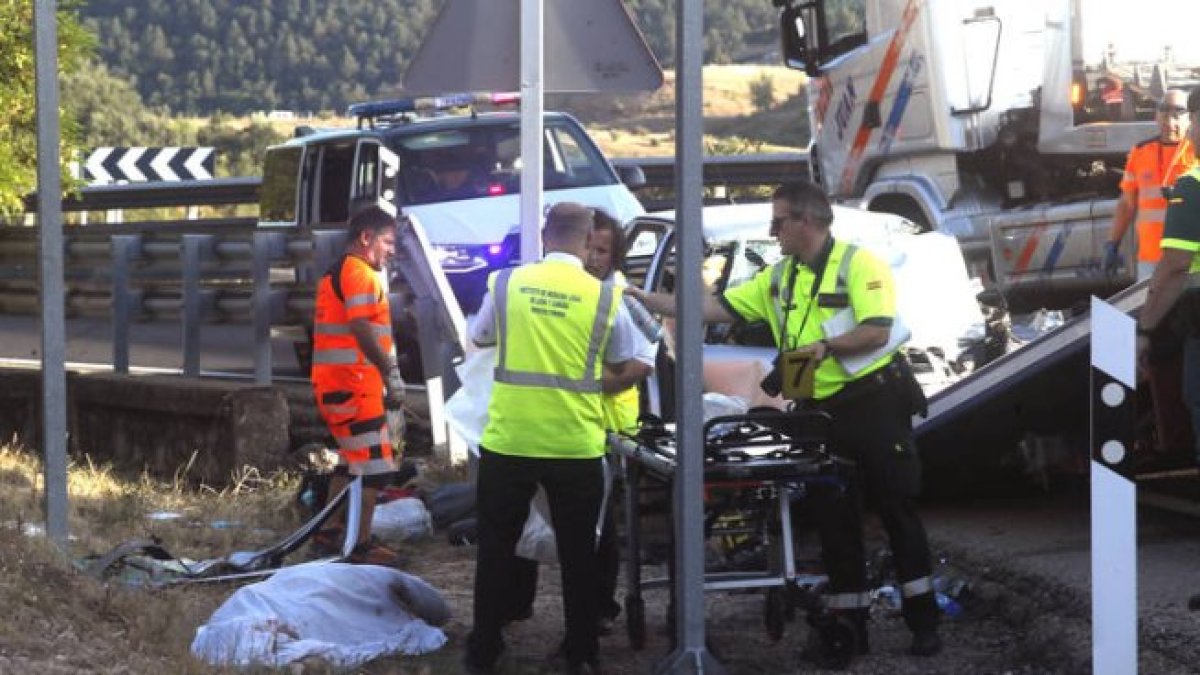 Los servicios de emergencia en el lugar del accidente.