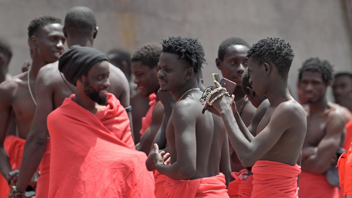 Imagen de los ocupantes de un cayuco rescatados este lunes trasladados al puerto de La Estaca, en El Hierro. EFE/ Gelmert Finol