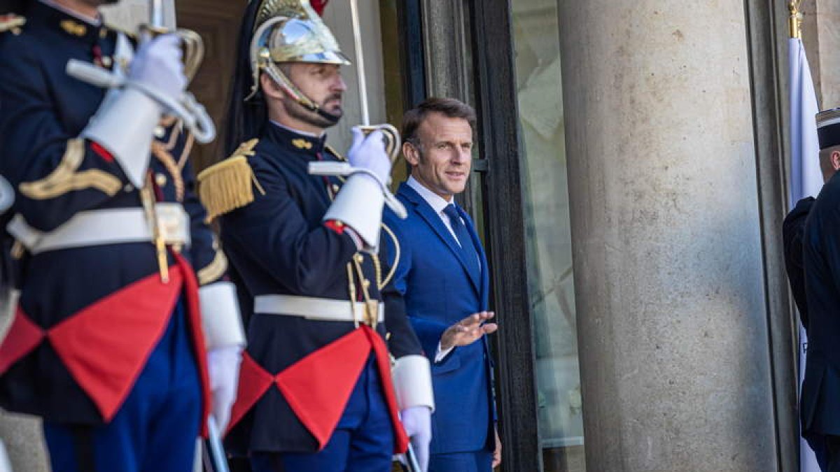 El presidente Macron ayer, en la puerta del Elíseo. CHRISTOPHE PETIT TESSON